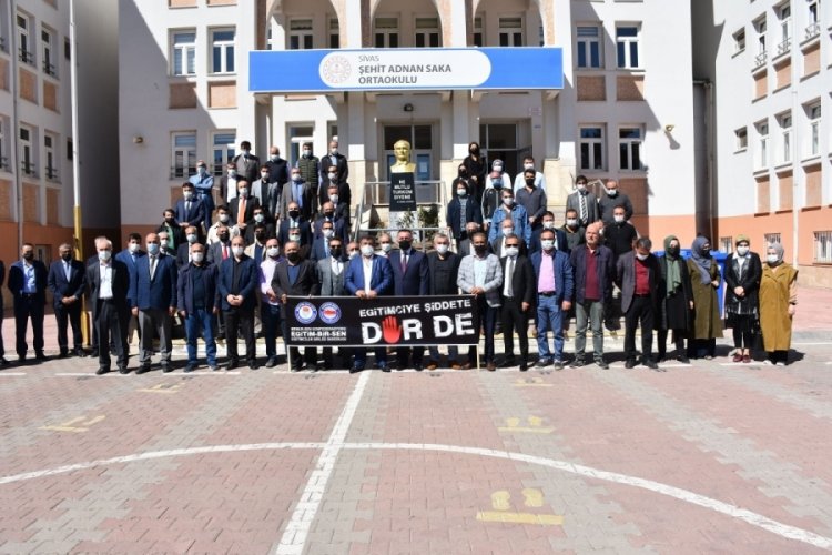 Sivas'ta okul m&uuml;d&uuml;r&uuml;ne darbeden şahsa tepki!