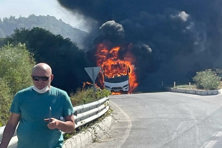 Aydın Kuşadası'nda Rus turistleri taşıyan midib&uuml;s yandı