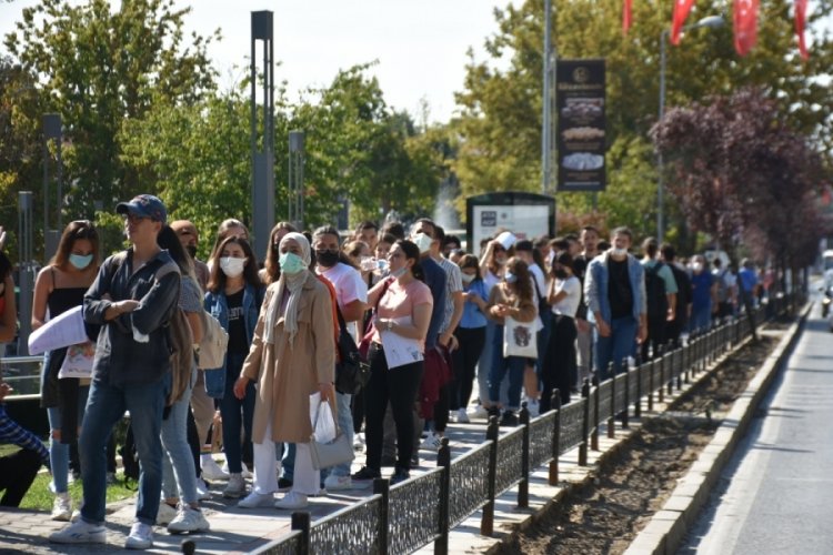 Edirne'de belediye &ouml;n&uuml;nde 'Kent Kart' kuyruğu oluştu