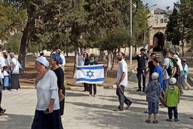 Fanatik Yahudiler Mescid-i Aksa'ya baskın d&uuml;zenleyip İsrail bayrağı a&ccedil;tılar