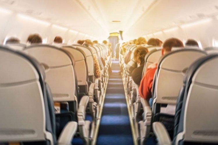 Trabzon'a giden hareket halindeki u&ccedil;akta gen&ccedil; kadını taciz etti