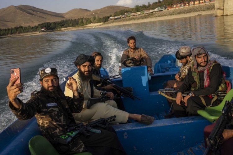 Taliban askerlerine uyarı: Selfie &ccedil;ekmeyi bırakın