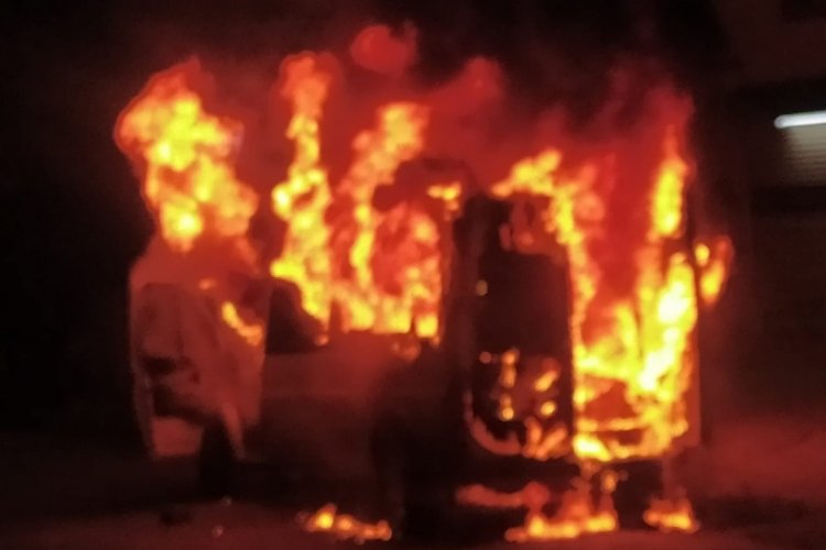 Park halindeki minibüs, içindeki 25 bin liralık kıyafetlerle yandı