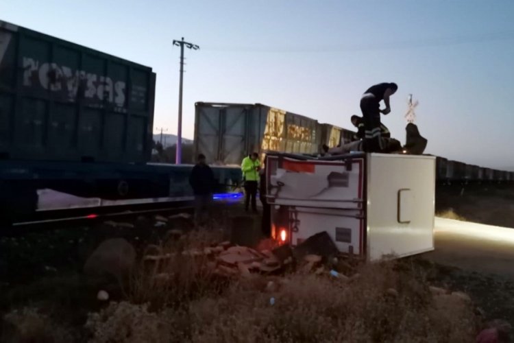Afyonkarahisar'da y&uuml;k treni, kamyonete &ccedil;arptı