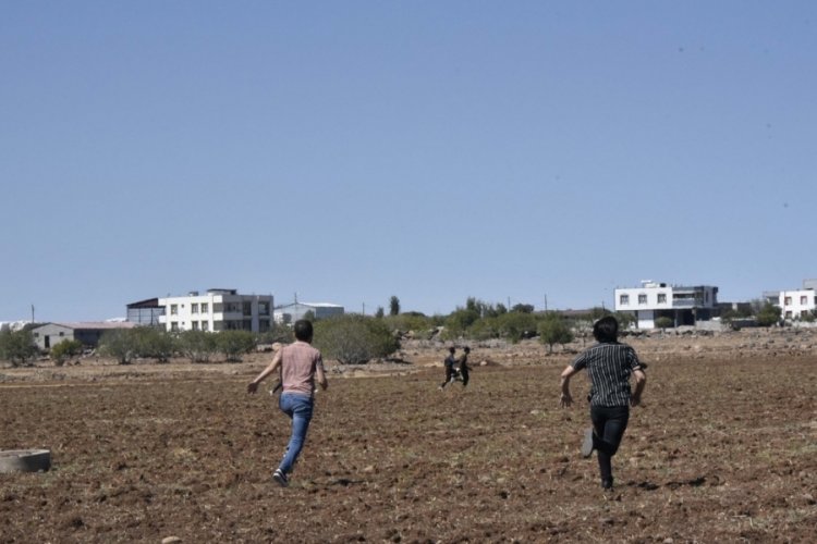 Şanlıurfa'da bah&ccedil;ede saklanan ka&ccedil;ak g&ouml;&ccedil;menler, kovalamacayla yakalandı
