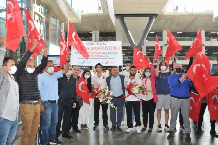 D&uuml;nya şampiyonu milli y&uuml;z&uuml;c&uuml; Derin Toparlak &ccedil;i&ccedil;eklerle karşılandı&nbsp;