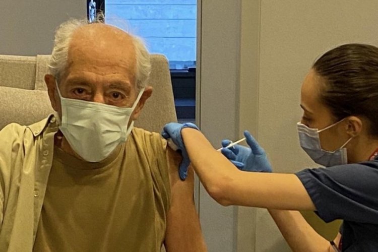 Tiyatro sanat&ccedil;ısı Genco Erkal, 4. doz aşısını oldu