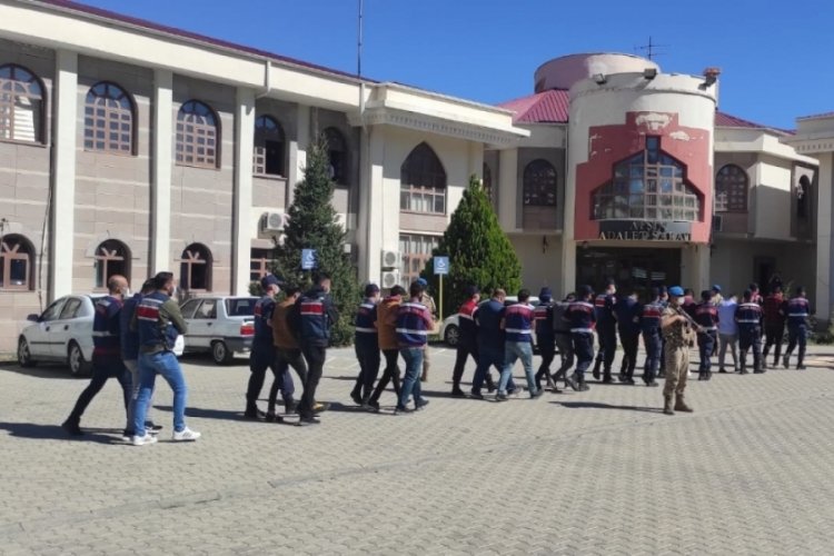 &Ccedil;alıştıkları iş yerinden kablo &ccedil;alan hırsızlar yakalandı