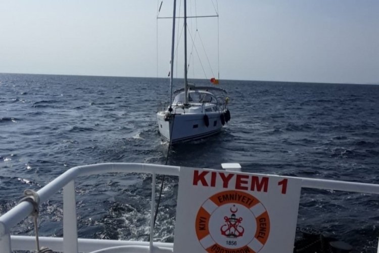 &Ccedil;anakkale Boğazı'nda yakıtı azalan tekne kurtarıldı