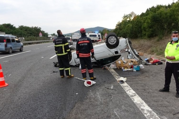 Takla atan otomobildeki &ccedil;ift yaralandı