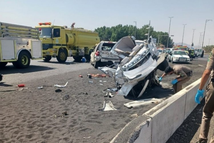 Suudi Arabistan'da tır felaketi! 4 &ouml;l&uuml;, 5 yaralı