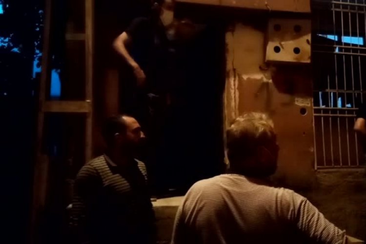 Eşini darbedip bıçakla kendine zarar vermek istedi
