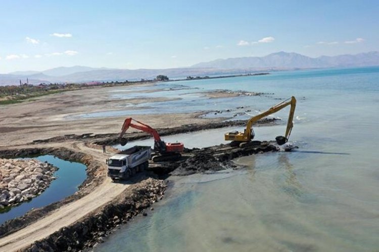 Van G&ouml;l&uuml;'nden tonlarca dip &ccedil;amuru &ccedil;ıkarıldı