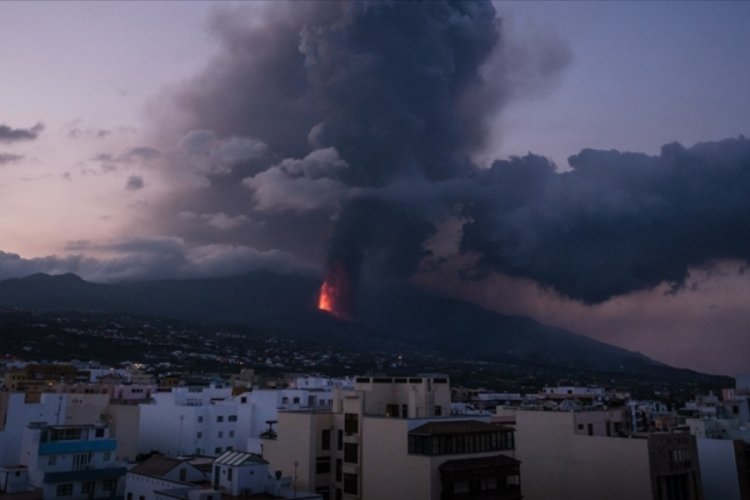 La Palma'da yanardağın p&uuml;sk&uuml;rtt&uuml;ğ&uuml; lavlar 10 g&uuml;nde Atlas Okyanusu'na ulaştı