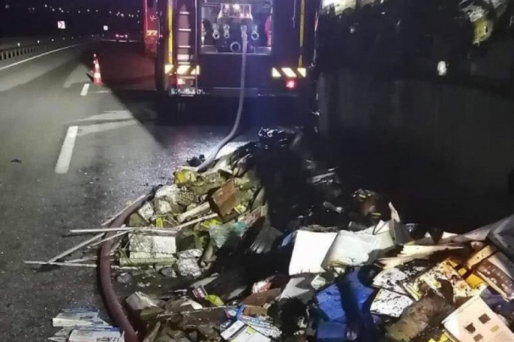 Eskişehir'de kargo kamyonu seyir halindeyken yandı!