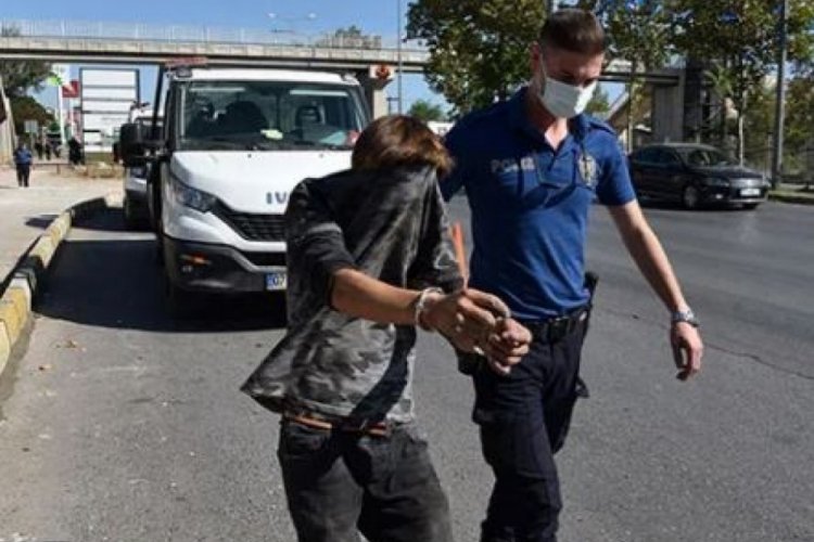 Antalya'da bir &uuml;stge&ccedil;itteki asans&ouml;r kabinini s&ouml;kerken yakalanan kişi t&uuml;rk&uuml; s&ouml;yleyerek kurtulmaya &ccedil;alıştı