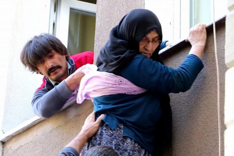 Rahatsızlığı bulunan yaşlı kadın pencereden atlamak istedi! Annesini son anda yakalayabildi