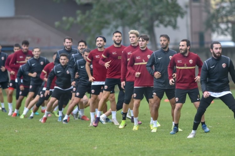 İneg&ouml;lspor teknik direkt&ouml;r&uuml; Hasan Erkin Şimşir: Sahadan 3 puanla ayrılacağız