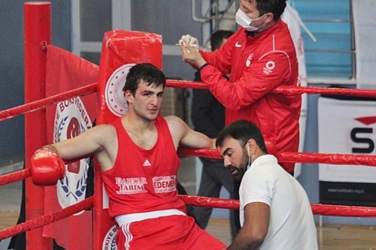 Bursalı boks&ouml;r Emir B&uuml;y&uuml;kdağ T&uuml;rkiye şampiyonu!