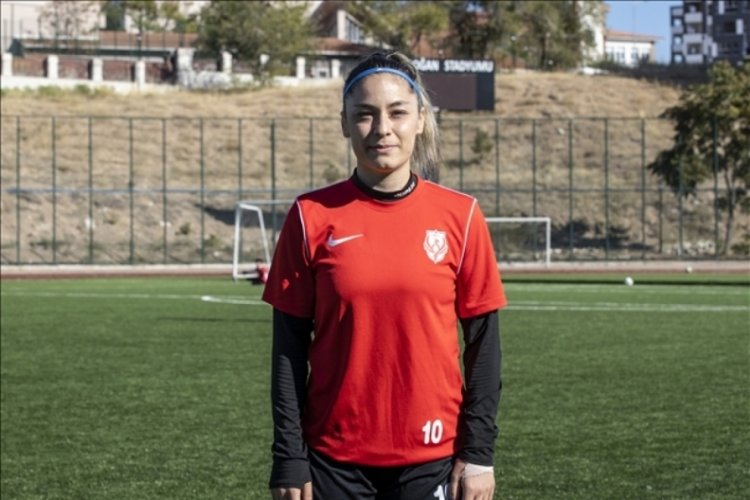 Evden ka&ccedil;ıp antrenmanlara gitti, şimdi futbol takımının kaptanı