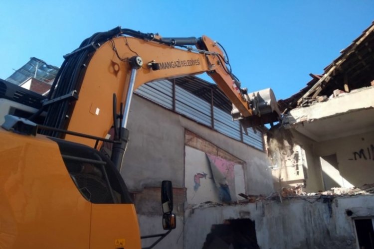 Bursa'da tehlike arz eden metruk binalar yıkıldı