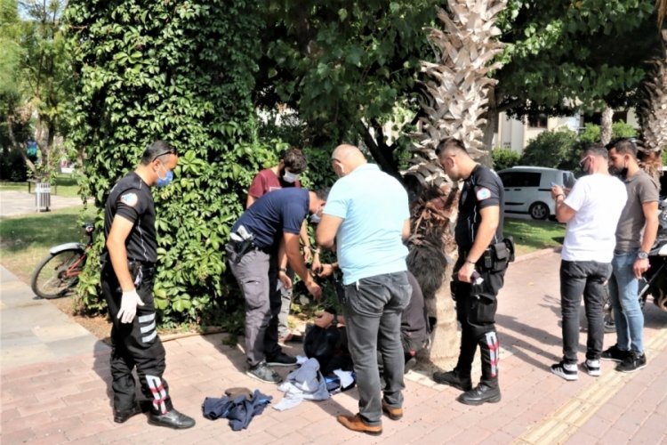 Antalya'da Rus kadının &ccedil;antasını &ccedil;aldılar, vatandaş peşlerine d&uuml;ş&uuml;nce &ccedil;antayı atıp ka&ccedil;tılar!