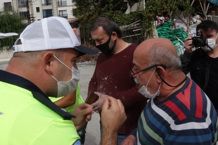 &Ccedil;orum'da polis m&uuml;d&uuml;r&uuml;nden ışık ihlali yapan s&uuml;r&uuml;c&uuml;ye: Cezanı ben &ouml;derim, yeter ki size bir şey olmasın