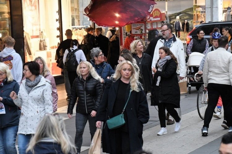 İsve&ccedil;'te koronavir&uuml;s &ouml;nlemleri tamamen kaldırıldı