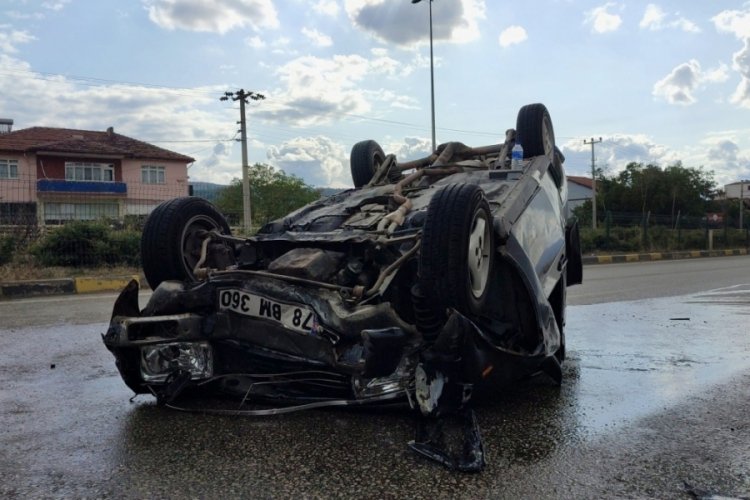 Karab&uuml;k'te kavşakta &ccedil;arpıştıktan sonra otomobil ters d&ouml;nd&uuml;! 4 yaralı
