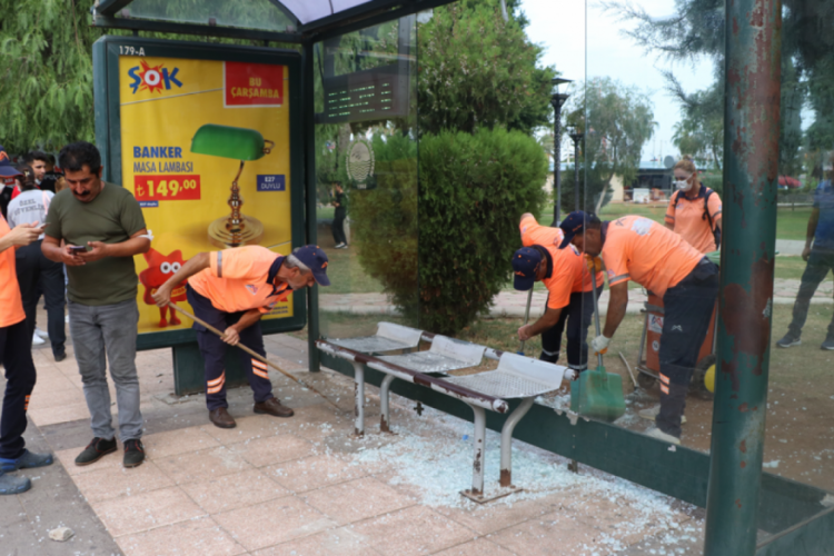 Sinir krizi ge&ccedil;iren kadın otob&uuml;s durağının camlarını kırdı