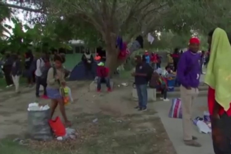 Texas eyaletindeki kamptan sınır dışı edilen Haiti g&ouml;&ccedil;menlerin umutsuz bekleyişi