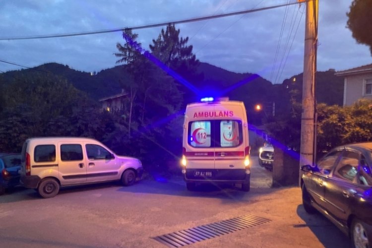 Komşular arasındaki &ccedil;&ouml;p kavgasında kız &ccedil;ocuğu yaralandı