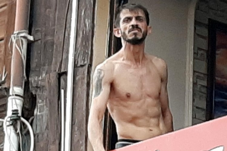 Ağabeyini satırla yaraladı!