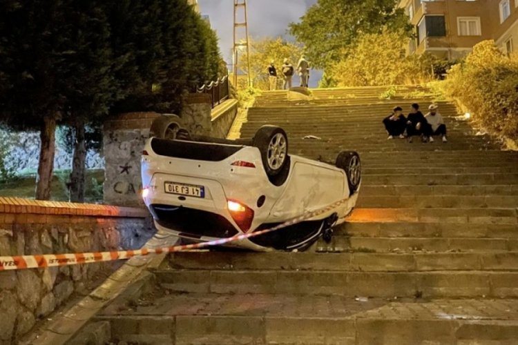 Navigasyon kazası: Merdivenli sokağa giren ara&ccedil; takla attı