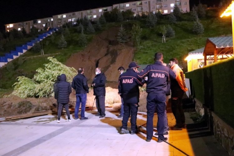Erzurum'da toprak kayması korkuttu