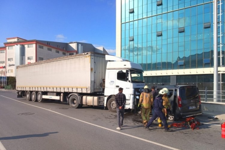 İstanbul Esenyurt'ta TIR, hafif ticari ara&ccedil;la &ccedil;arpıştı