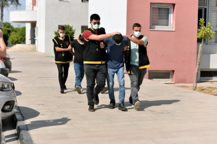 Adana'da ara&ccedil;ların ak&uuml;lerini &ccedil;alan 2 şahıs yakalandı