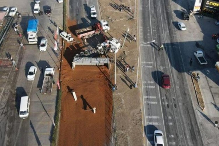 Balıkesir'de yem y&uuml;kl&uuml; TIR devrildi: 2 kişi yaralandı