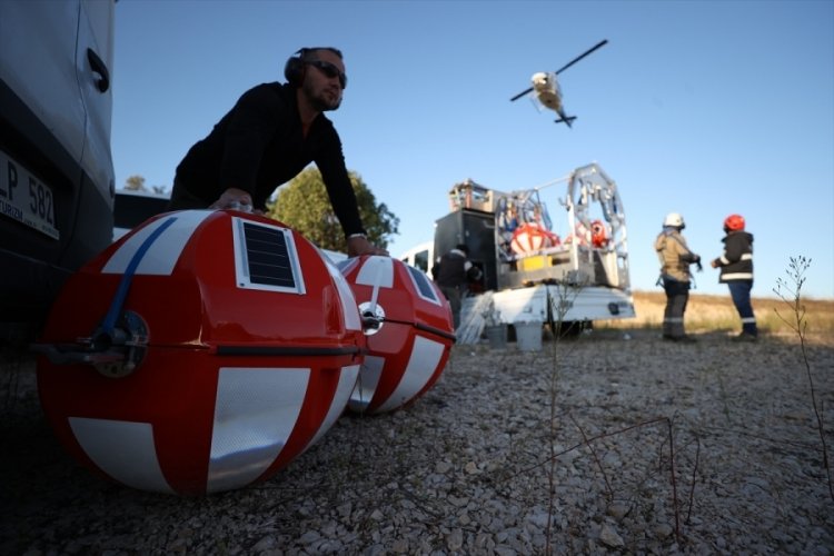Bursa'da helikopterle 170 bin voltluk elektrik hattı &uuml;zerinde havada asılı mesai yapıyorlar