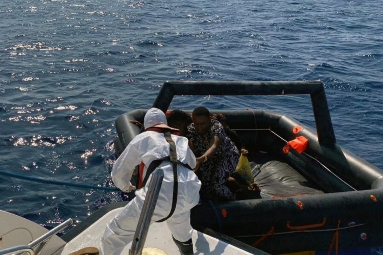 Marmaris'te 16 d&uuml;zensiz g&ouml;&ccedil;men kurtarıldı
