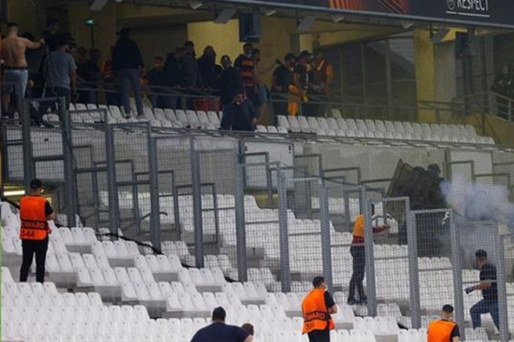 Fransız polisinden skandal m&uuml;dahale! Galatasaray taraftarına biber gazı
