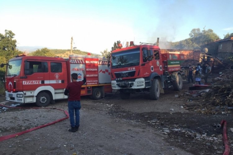 Balıkesir'de bir ev &ccedil;ıkan yangında k&uuml;le d&ouml;nd&uuml;