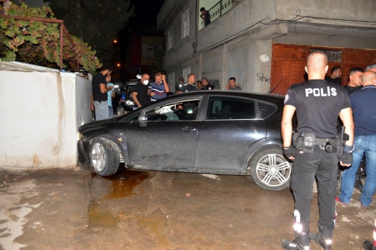 Polisten ka&ccedil;ıp, kaza yapan s&uuml;r&uuml;c&uuml;n&uuml;n otomobilinden otomatik tabanca &ccedil;ıktı