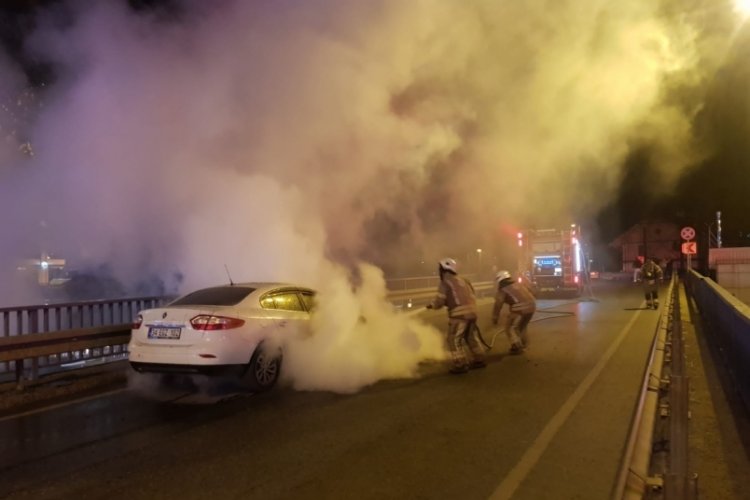 İstanbul Yenikapı'da otomobil alev alev yandı