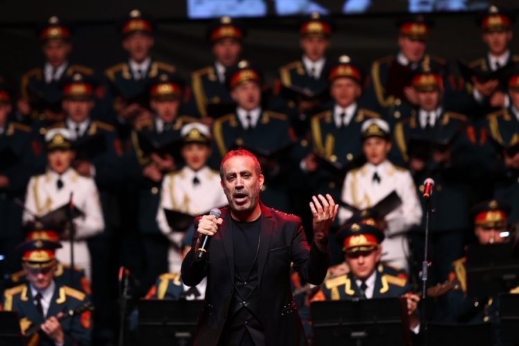 Haluk Levent, Rus Kızılordusu Korosu ile sahne aldı