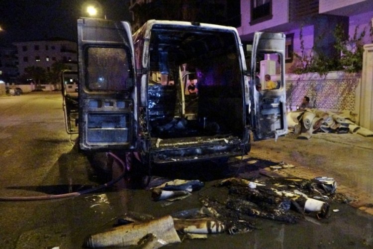 Halı yıkama firmasının minib&uuml;s&uuml; ve i&ccedil;indeki halılar alev alev yandı