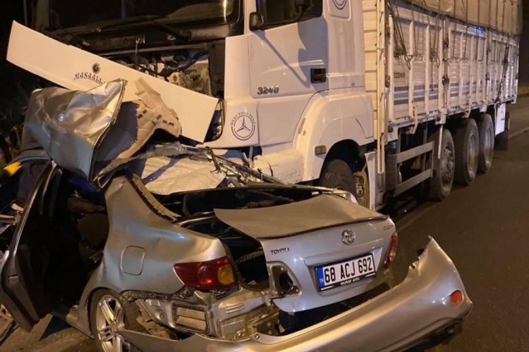Otomobil, karşı şeride ge&ccedil;ip kamyonun altına girdi, bir kişi &ouml;ld&uuml;