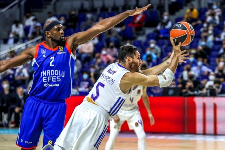 Anadolu Efes, Real Madrid'e yenildi