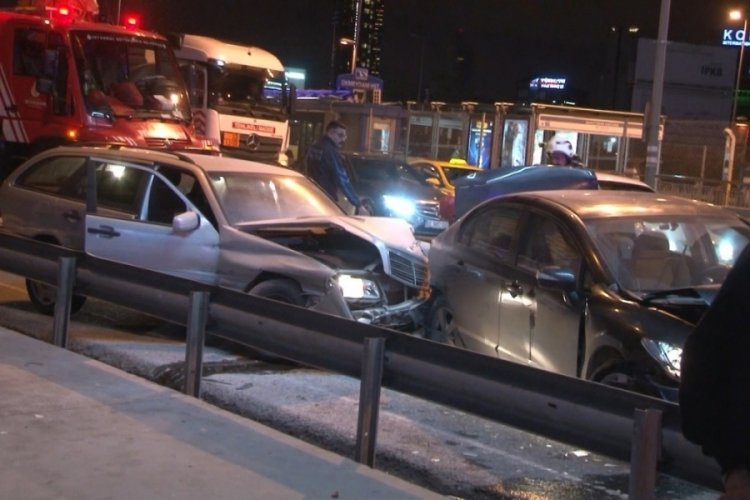 Yolda &ccedil;ekici bekleyen arızalı otomobile başka bir ara&ccedil; &ccedil;arptı: 2 yaralı