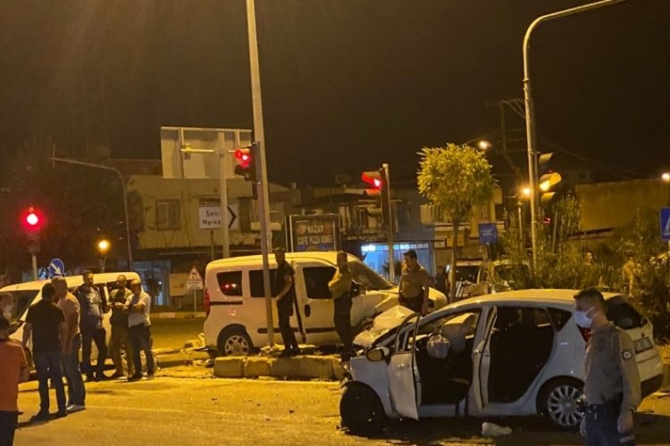 Devriye gezen polis aracı kaza yaptı: 5 yaralı